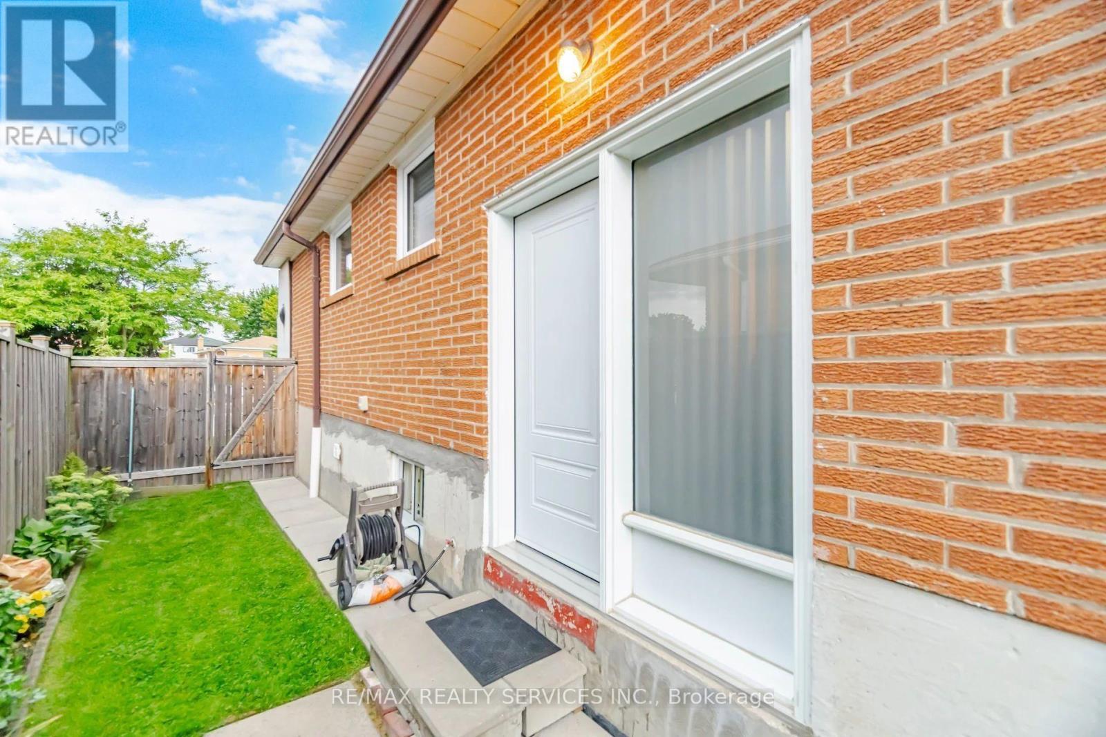 2414 Whaley Drive, Mississauga, ON