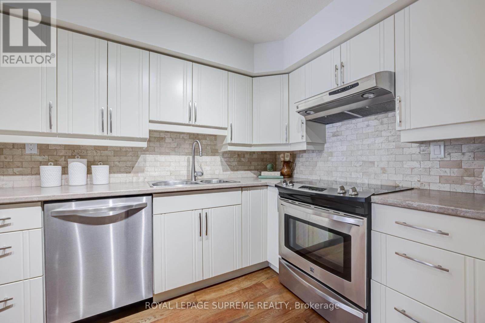 204 - 221 Robinson Street E, Oakville, ON