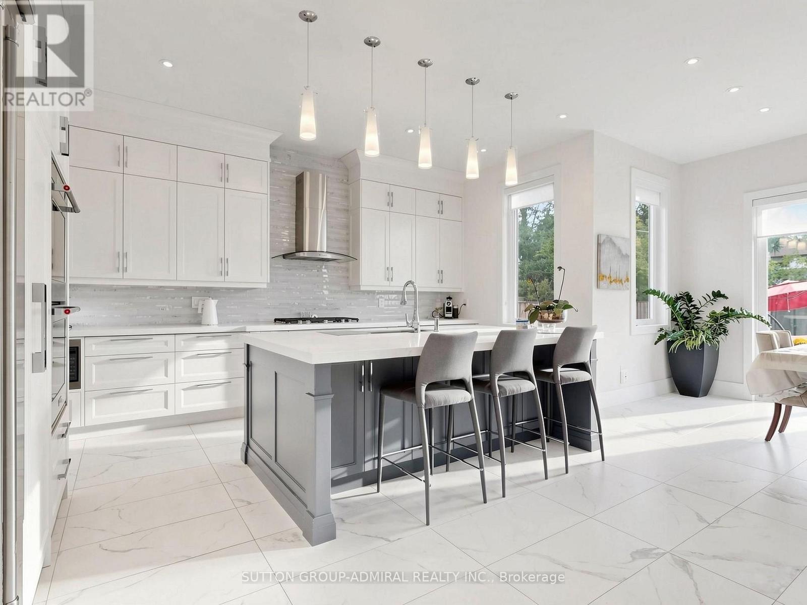 18 Dunsmore Gardens, Toronto, ON