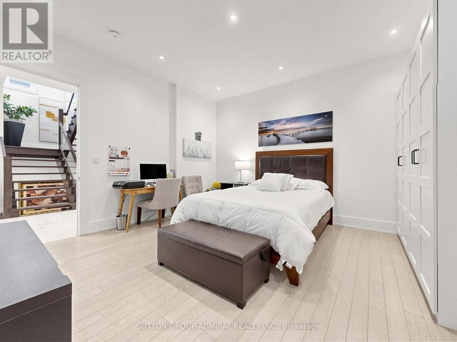 18 Dunsmore Gardens, Toronto, ON