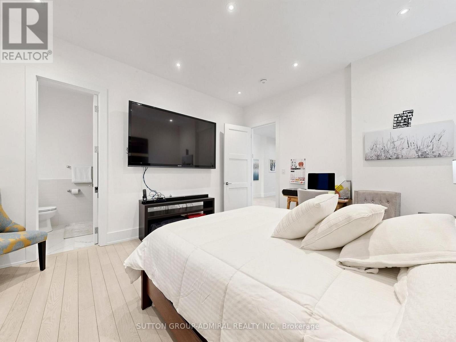 18 Dunsmore Gardens, Toronto, ON
