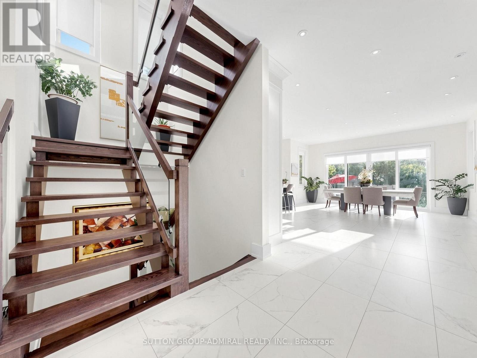 18 Dunsmore Gardens, Toronto, ON