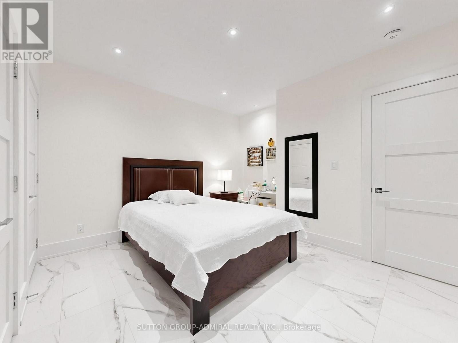 18 Dunsmore Gardens, Toronto, ON