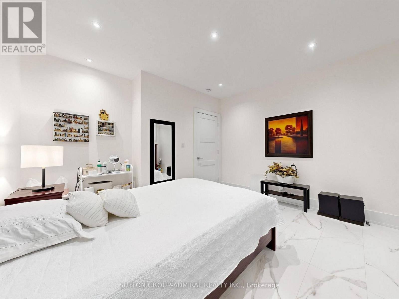 18 Dunsmore Gardens, Toronto, ON