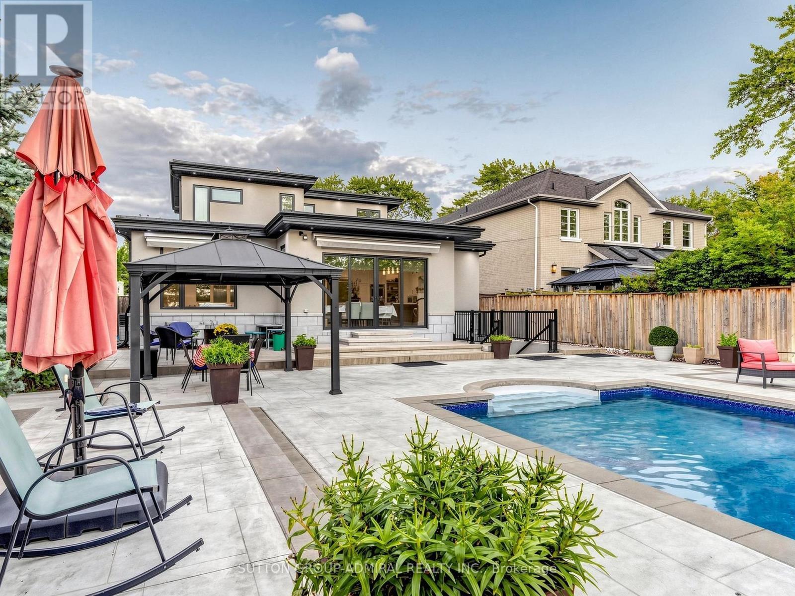 18 Dunsmore Gardens, Toronto, ON