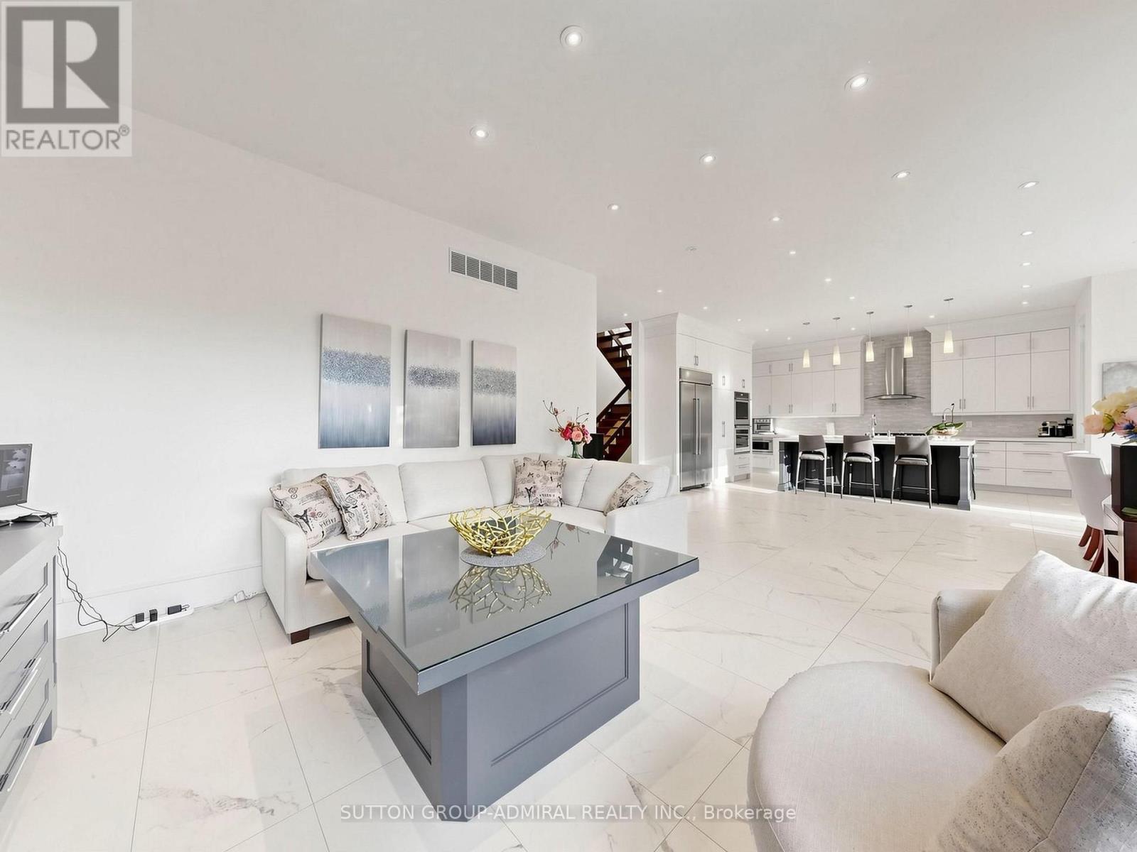 18 Dunsmore Gardens, Toronto, ON