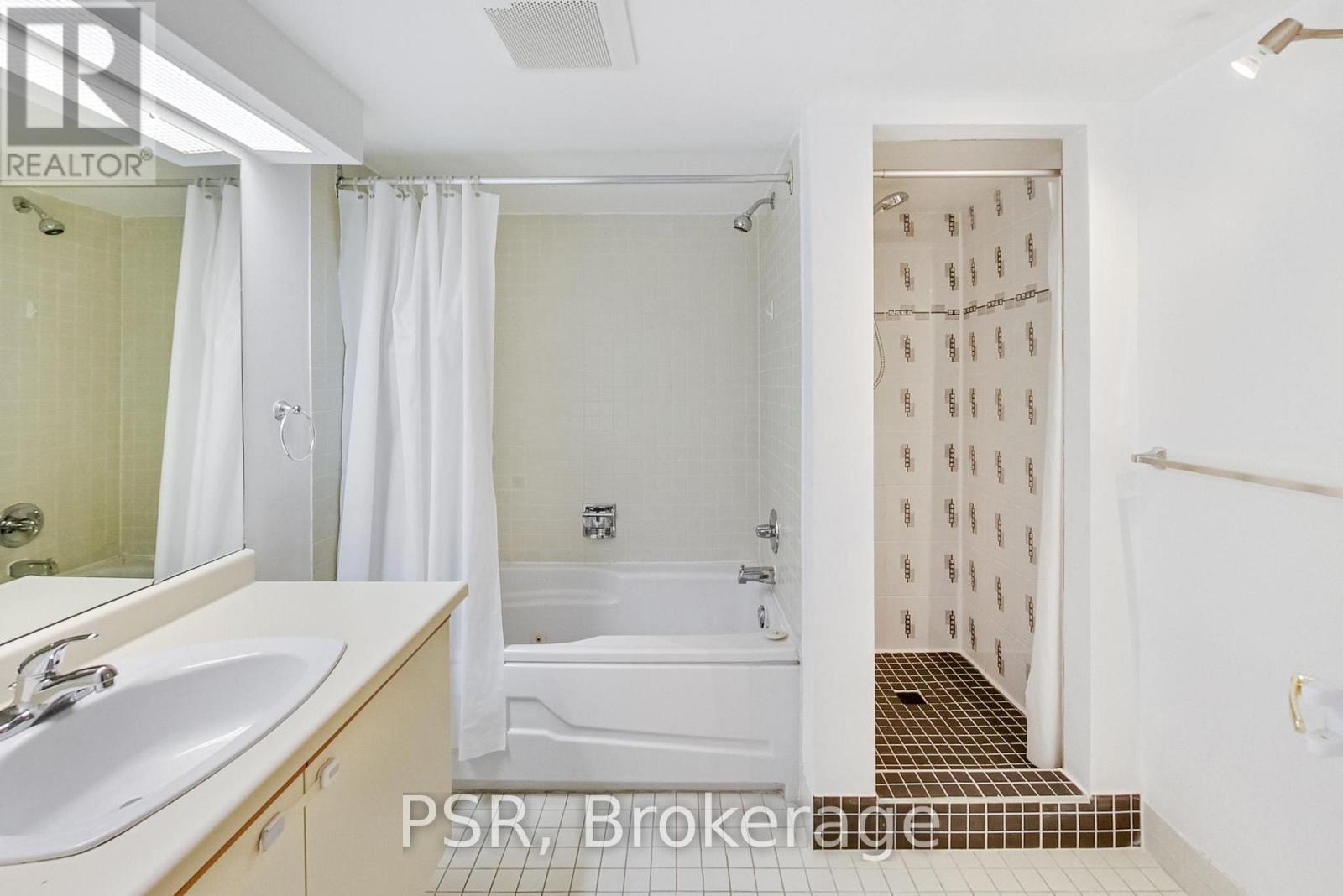 Main Bathroom - 510 - 65 Scadding Avenue, Toronto, ON