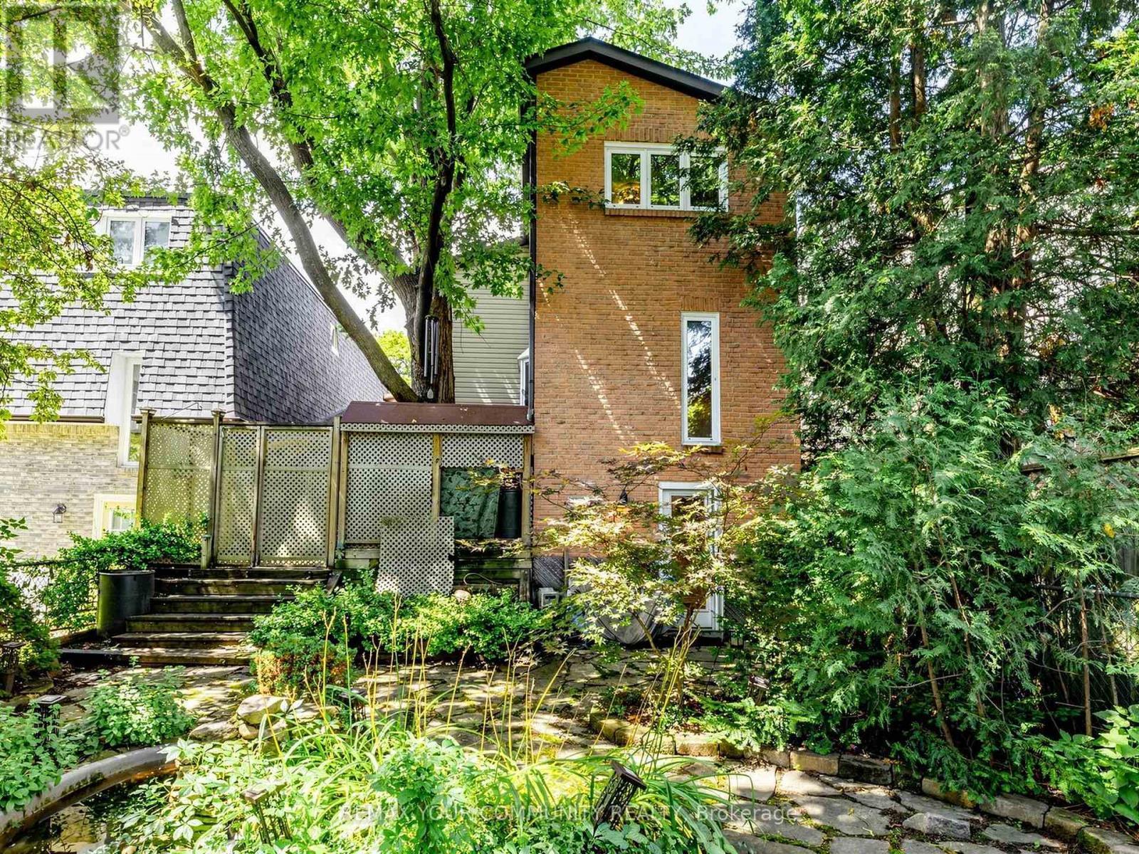 75 St. Andrews Court, Aurora, ON
