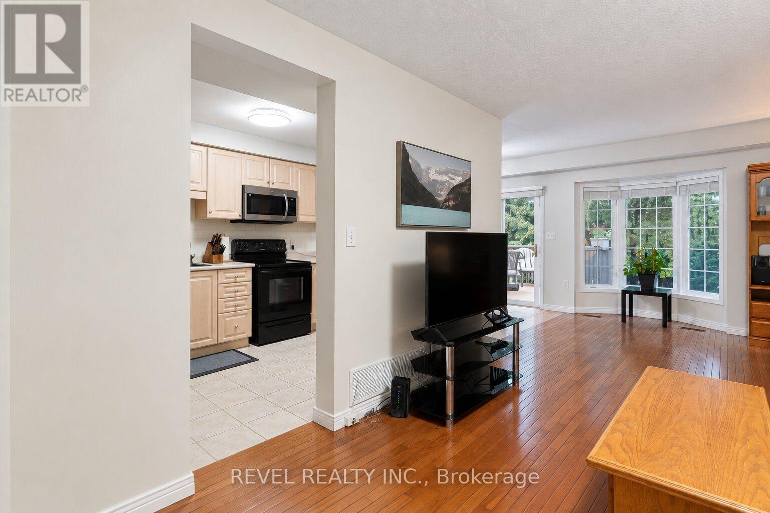 4 - 348 Highland Road W, Hamilton, ON