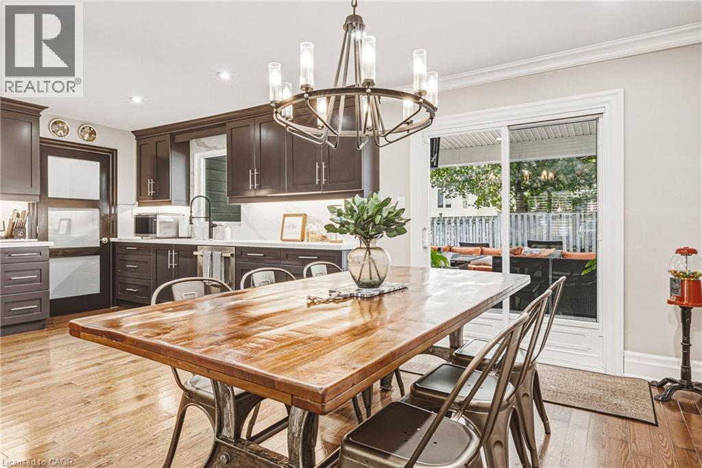 what a great place to have a dinner with this open concept dining room/kitchen fabulous for entertaining or the family sitting together to catch up on the days events. - 581 Holly Hill Crescent, Burlington, ON