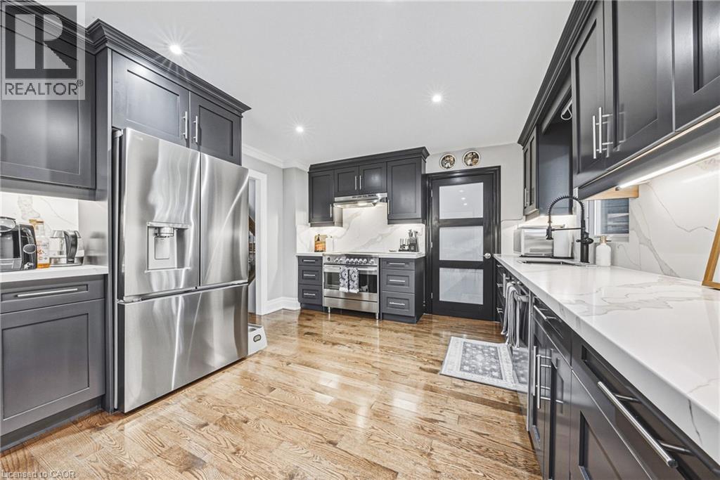 quartz counter top and backsplash, newer appliances, this is a kitchen that you will enjoy to create culinary masterpiece - 581 Holly Hill Crescent, Burlington, ON