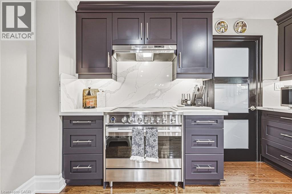 walk in Pantry ideally located next to the stove - 581 Holly Hill Crescent, Burlington, ON