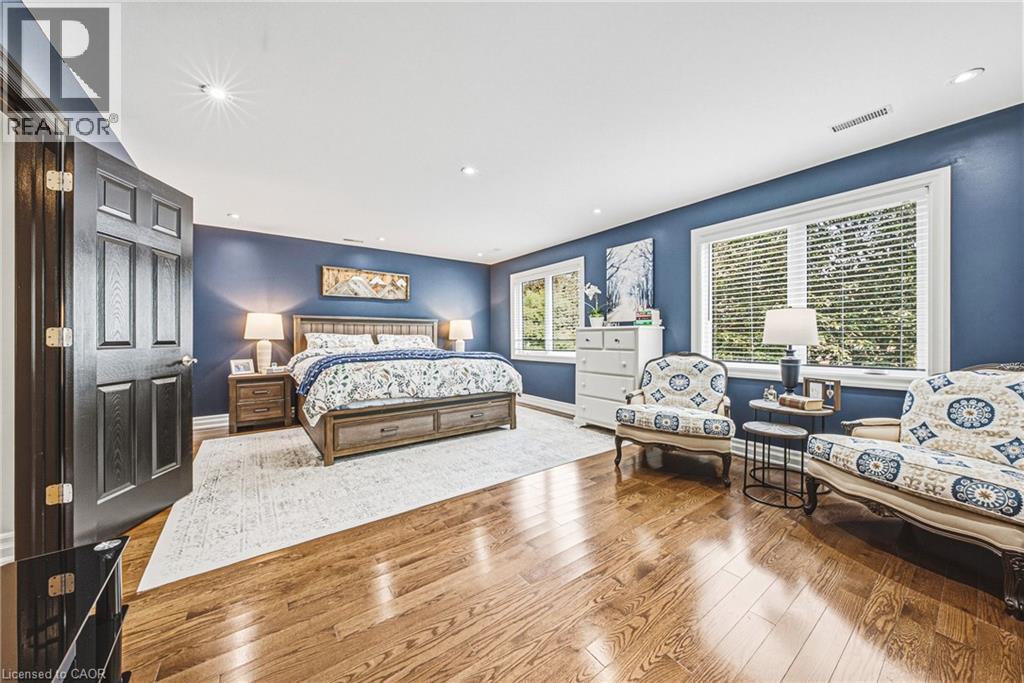 Grand Primary features hardwood floors, spacious seating area, lots of natural light + - 581 Holly Hill Crescent, Burlington, ON