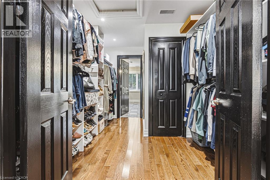 walk through closet to you - 581 Holly Hill Crescent, Burlington, ON