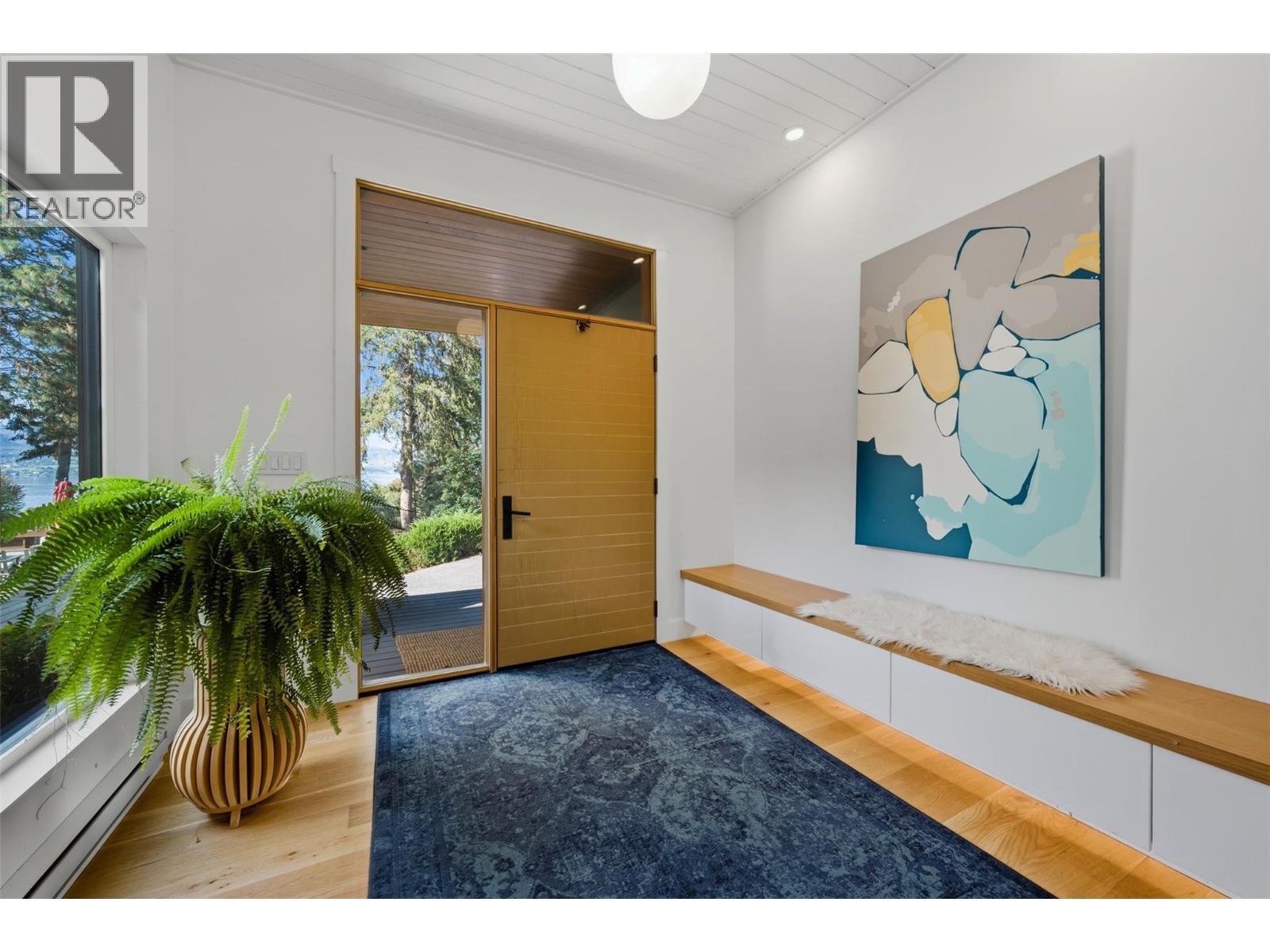 Foyer Entrance. 10 foot ceiling. - 5147 Lakeshore Road, Kelowna, BC