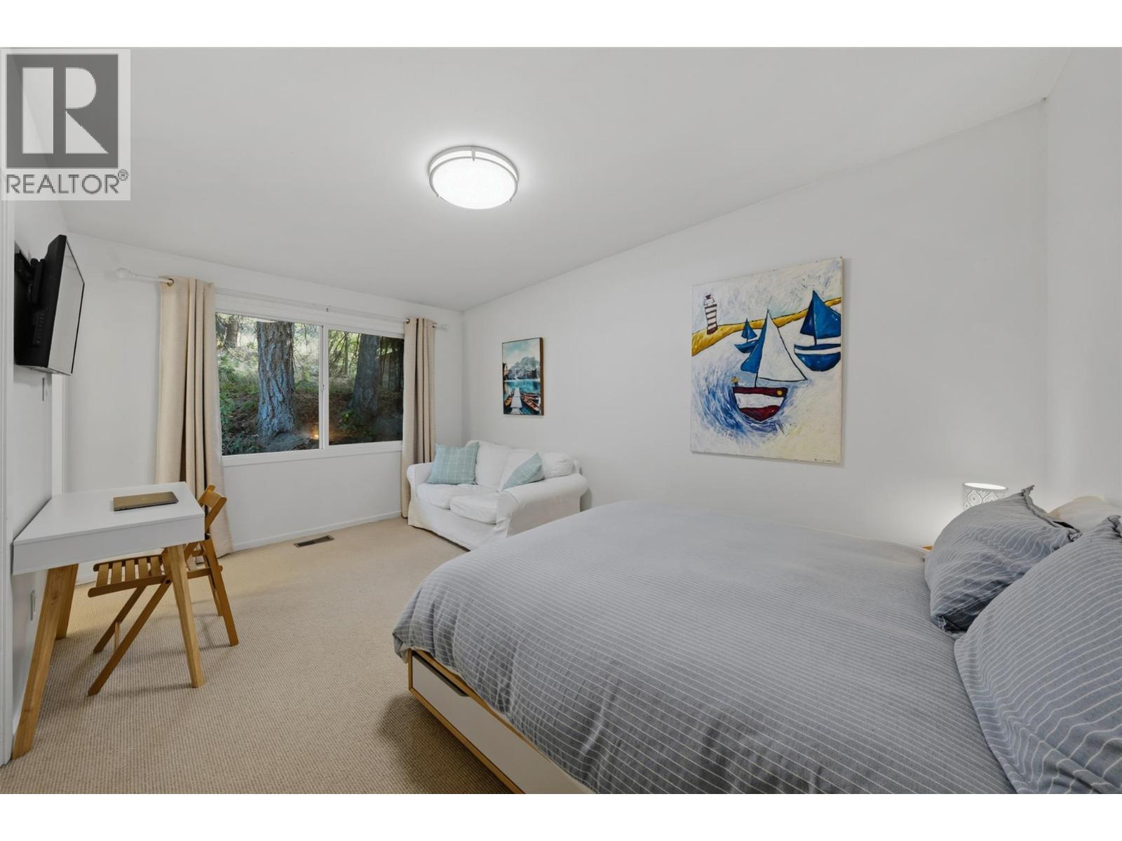Bedroom with half bath ensuite - 5147 Lakeshore Road, Kelowna, BC