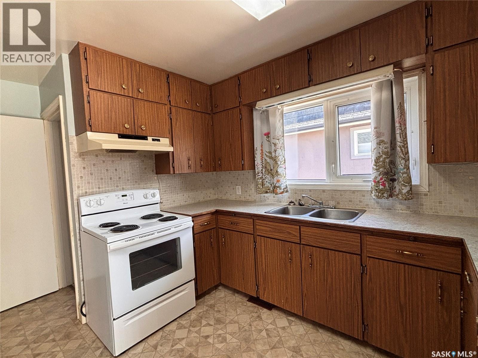 418 4Th Avenue W, Kindersley, SK