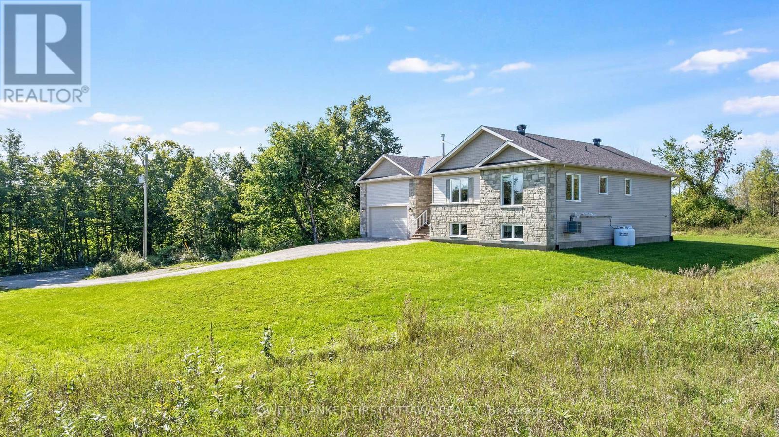 Contemporary quality & flowing with natural light - 268 Boyds Road, Lanark Highlands, ON