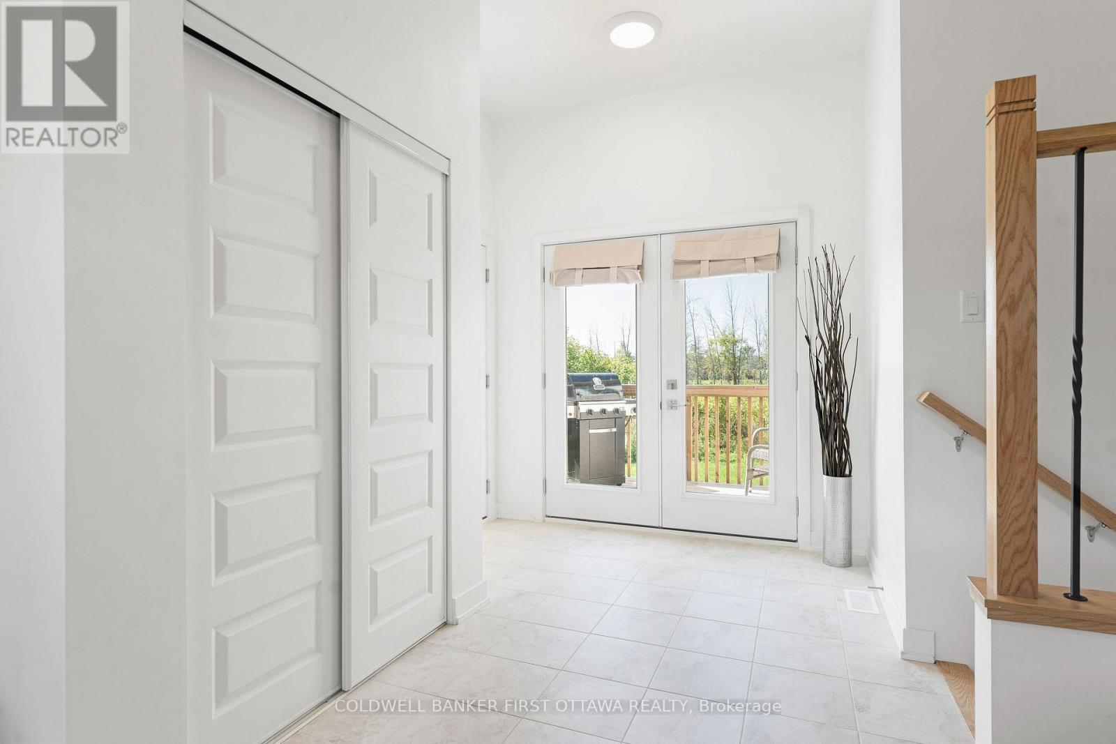 Foyer has extended hallway to garden doors - 268 Boyds Road, Lanark Highlands, ON