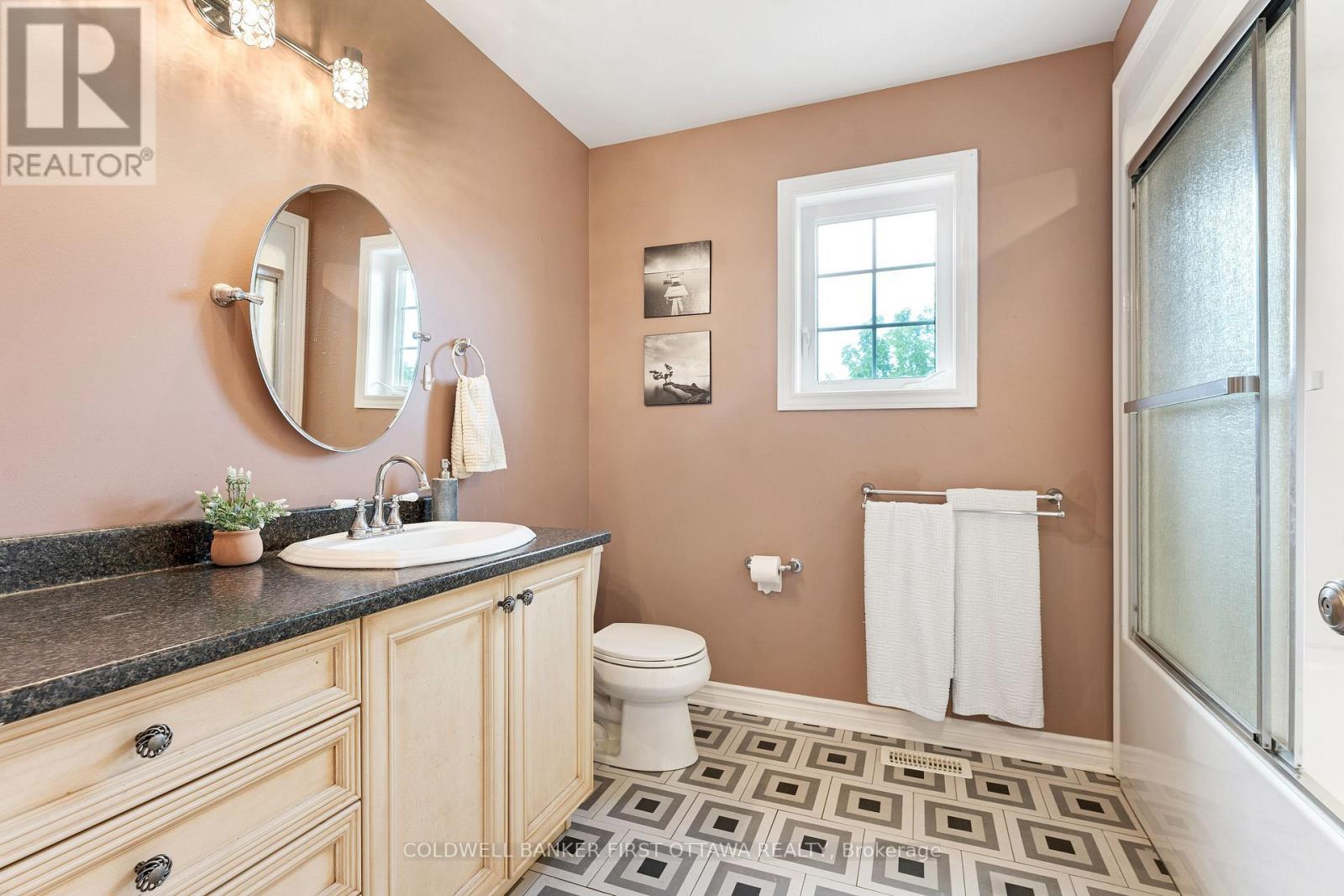 Main 4-pc bathroom with extra counter space - 8688 Highway 511, Lanark Highlands, ON