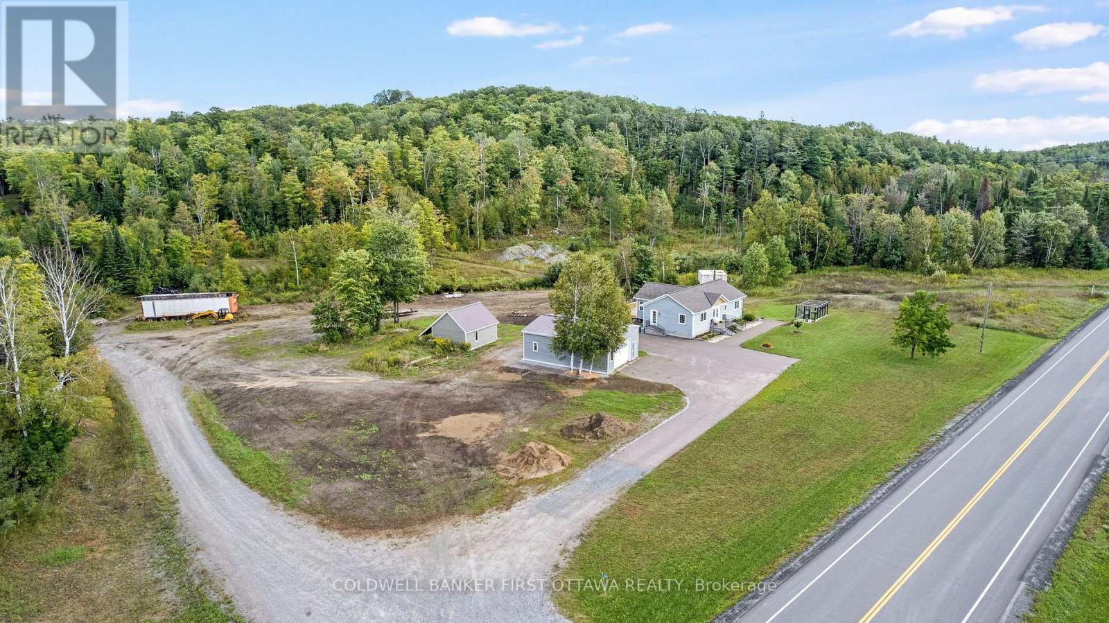 Driveway fits 20 cars to accommodate guests - 8688 Highway 511, Lanark Highlands, ON