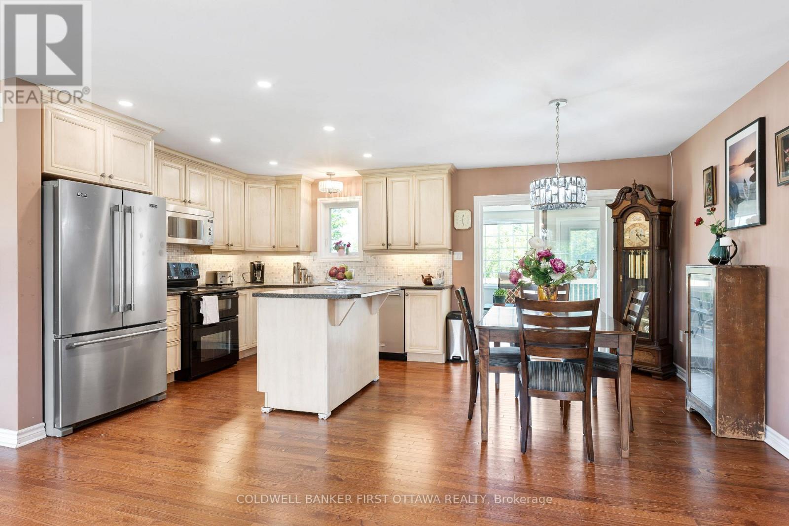 Combined kitchen and dining for extra convenience - 8688 Highway 511, Lanark Highlands, ON