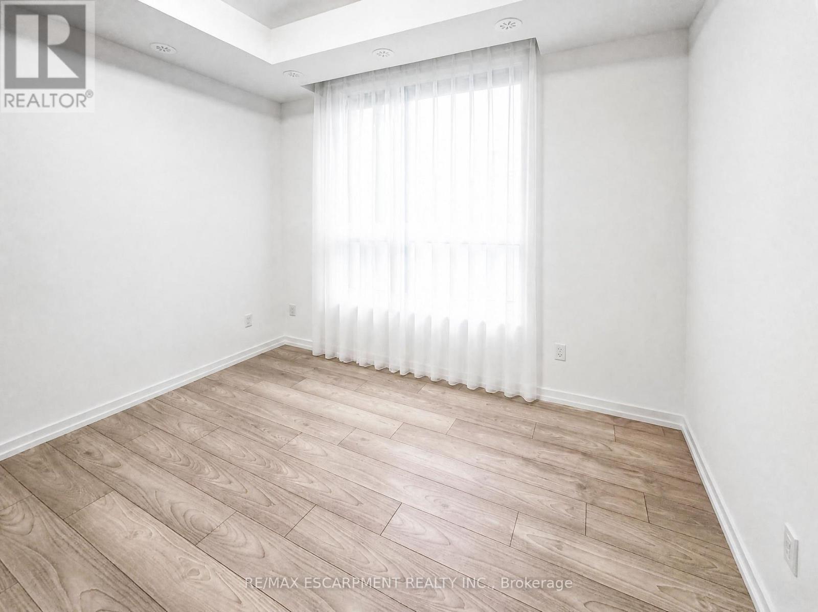 27 - 17 Lytham Green Circle, Newmarket, ON