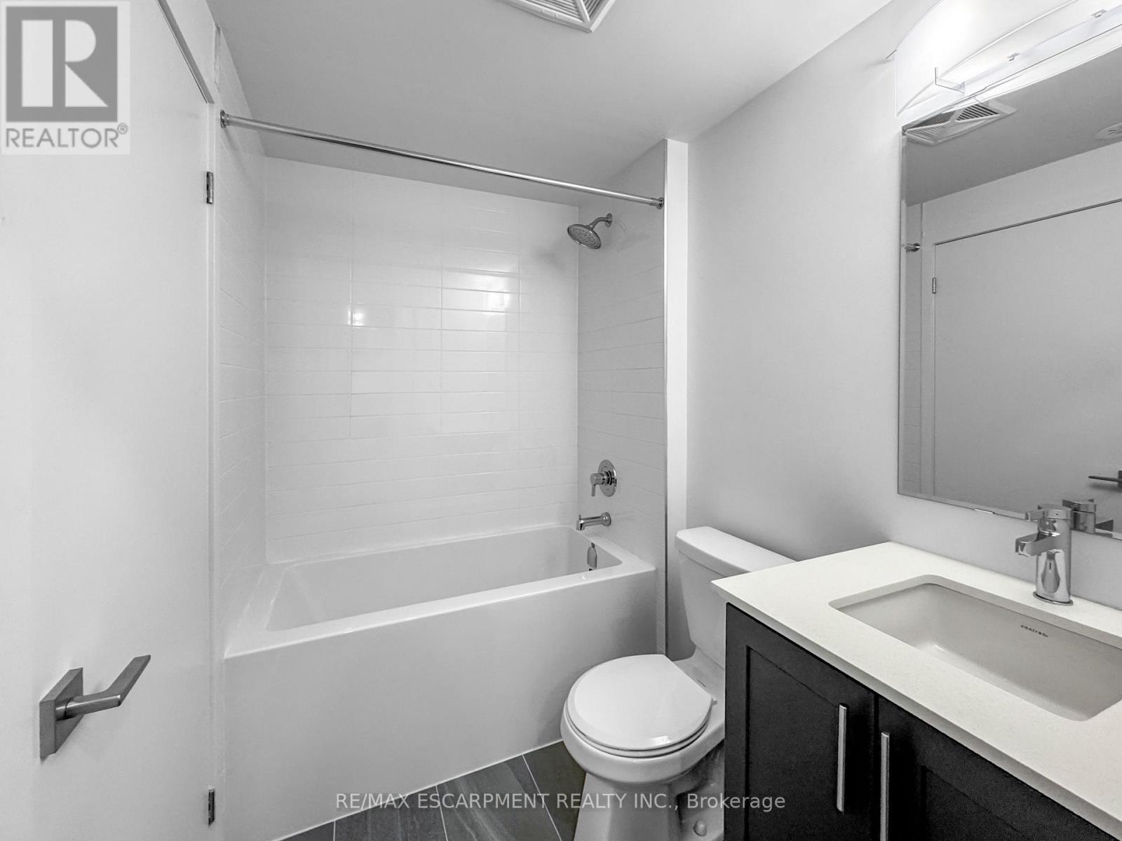 27 - 17 Lytham Green Circle, Newmarket, ON