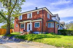 33 CASTLEFIELD AVENUE Toronto, ON M4R 1G5