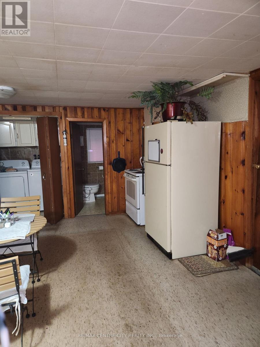 31 Queen Street, Strathroy-Caradoc (Se), ON