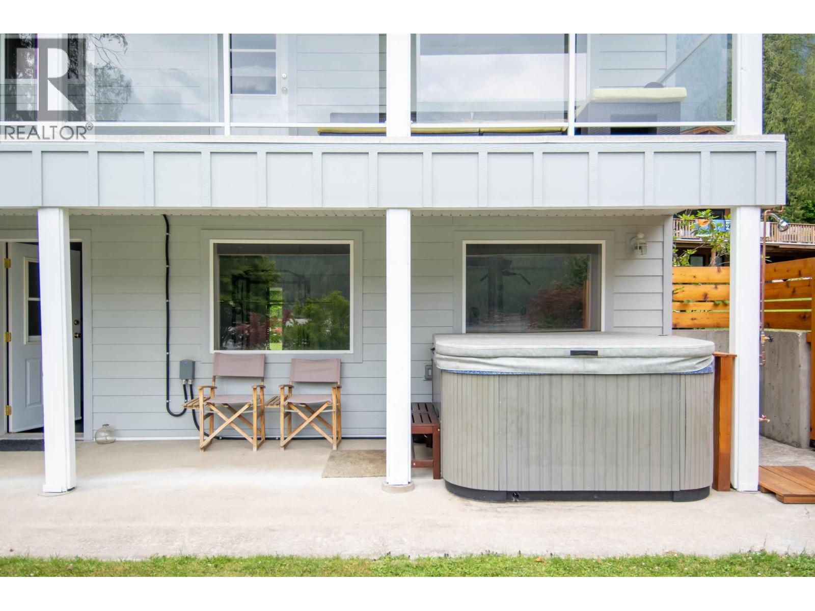 Hot Tub & Outdoor Shower - 4161 Heroux Road, Nelson, BC