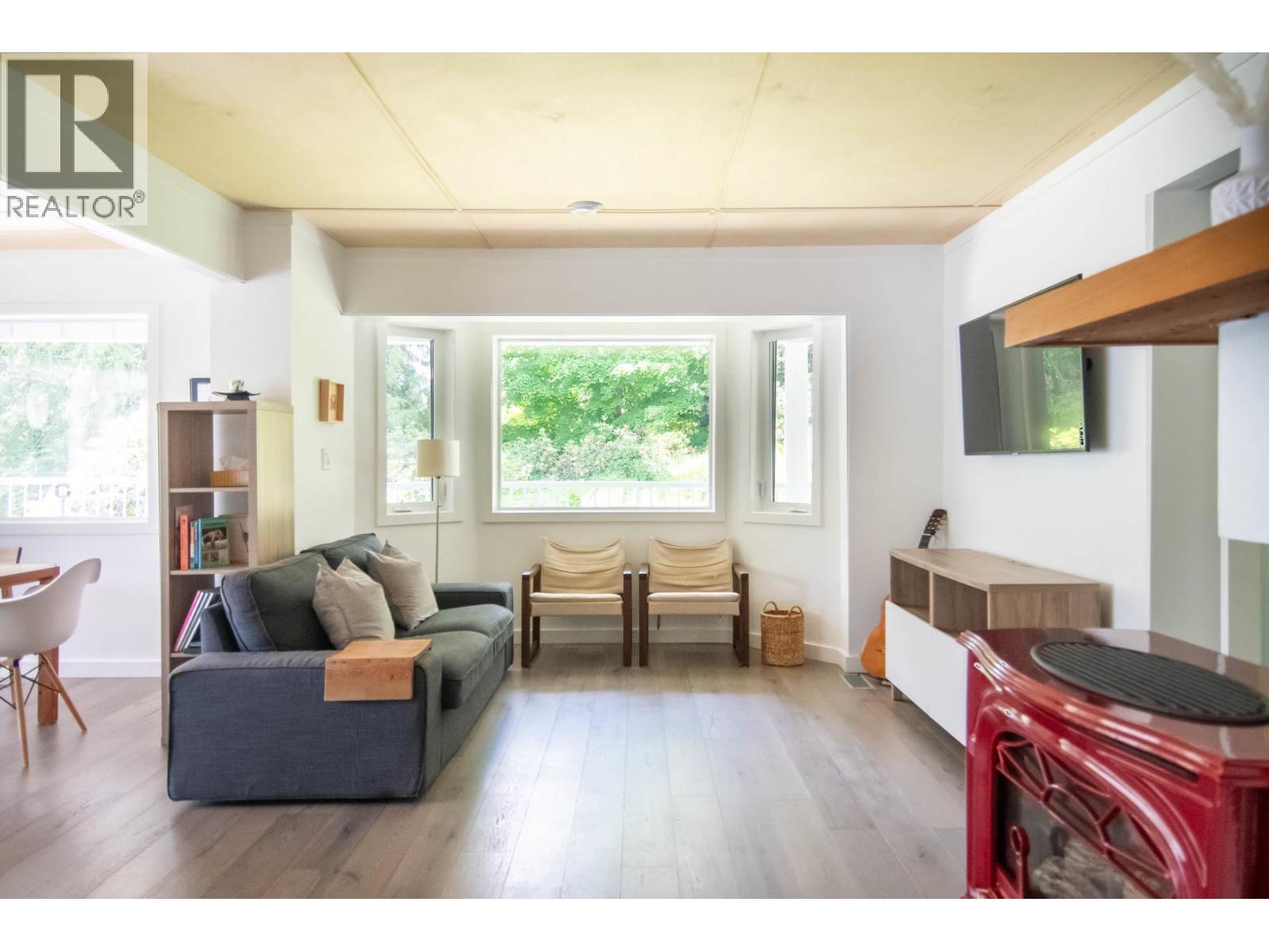Living/ Den - 4161 Heroux Road, Nelson, BC