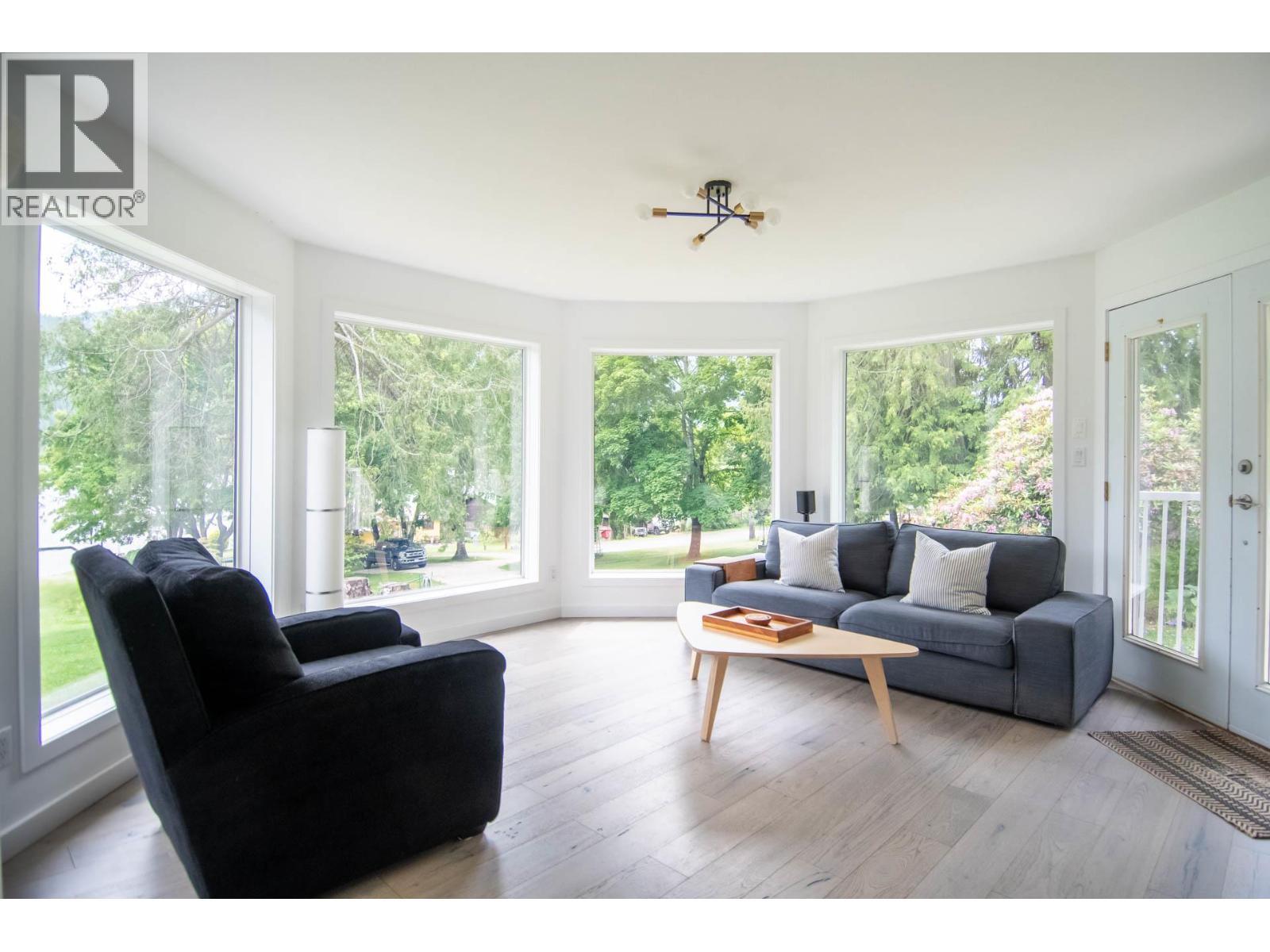 Living - 4161 Heroux Road, Nelson, BC