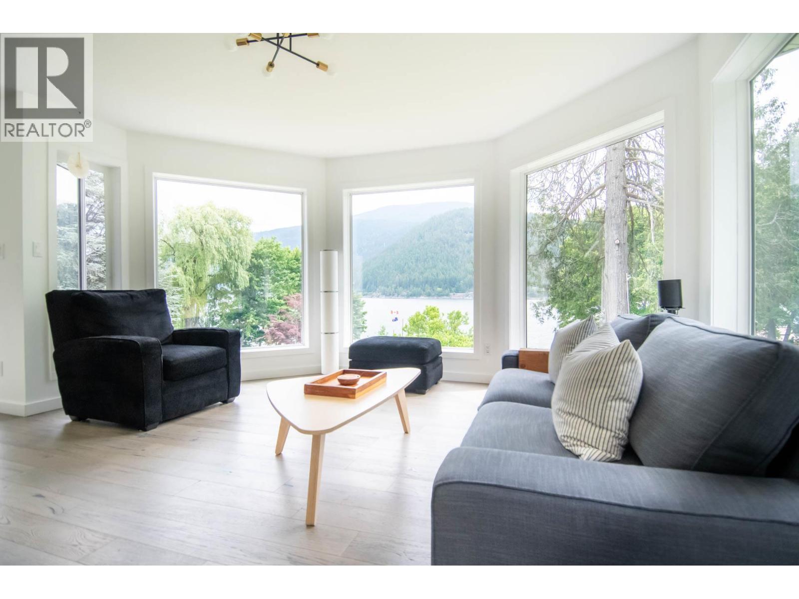 Living - 4161 Heroux Road, Nelson, BC