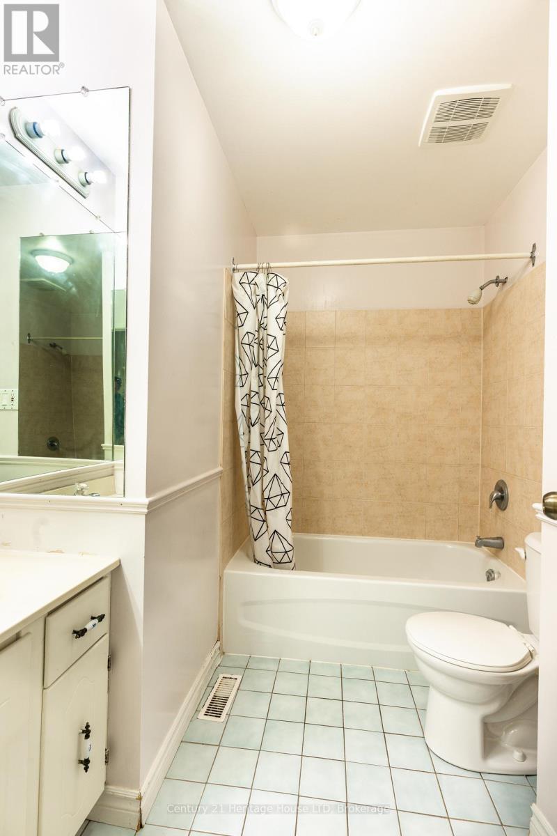 Bathroom (upstairs) - 542 First Avenue N, Welland (N. Welland), ON