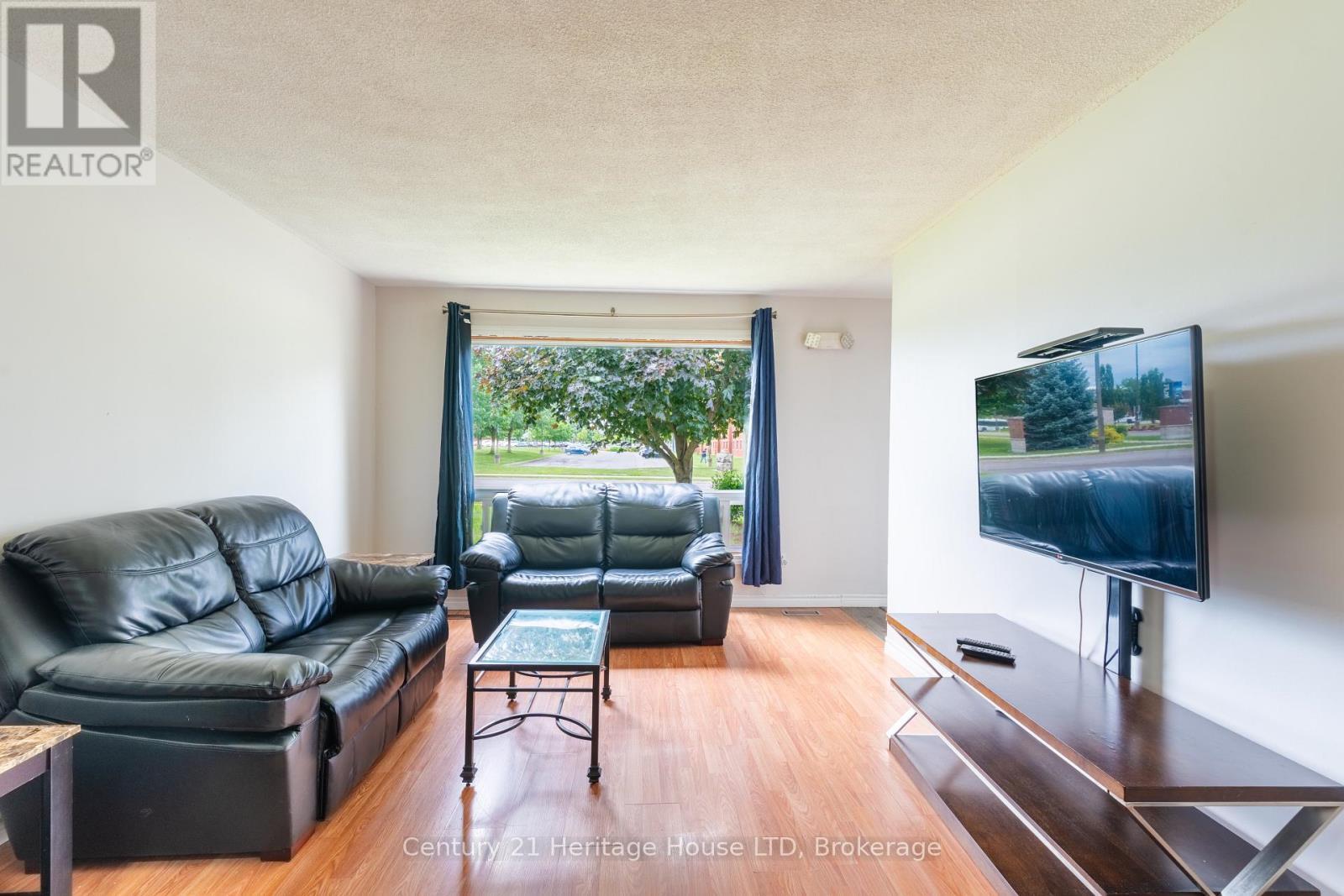 Living Room - 542 First Avenue N, Welland (N. Welland), ON