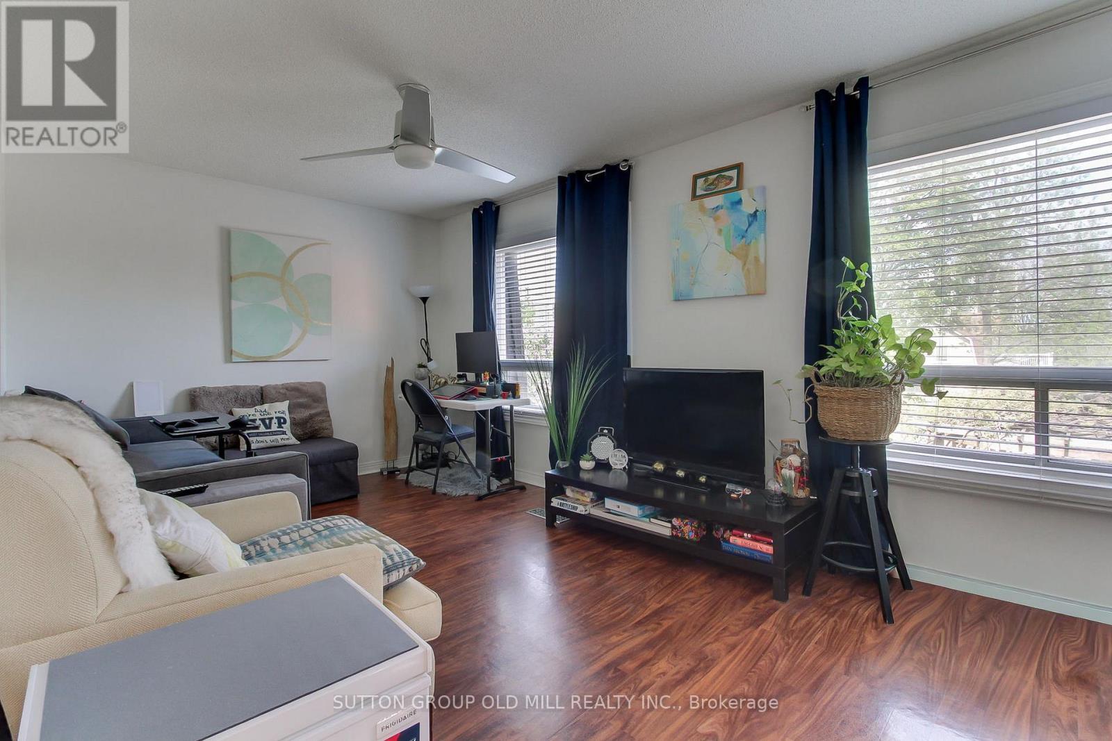garage suites living - 8 Lockheed Boulevard, Toronto, ON