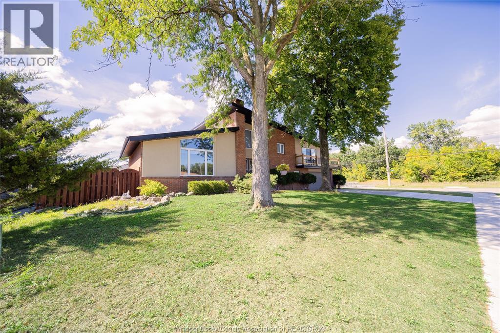 2405 Roxborough Boulevard, Windsor, ON