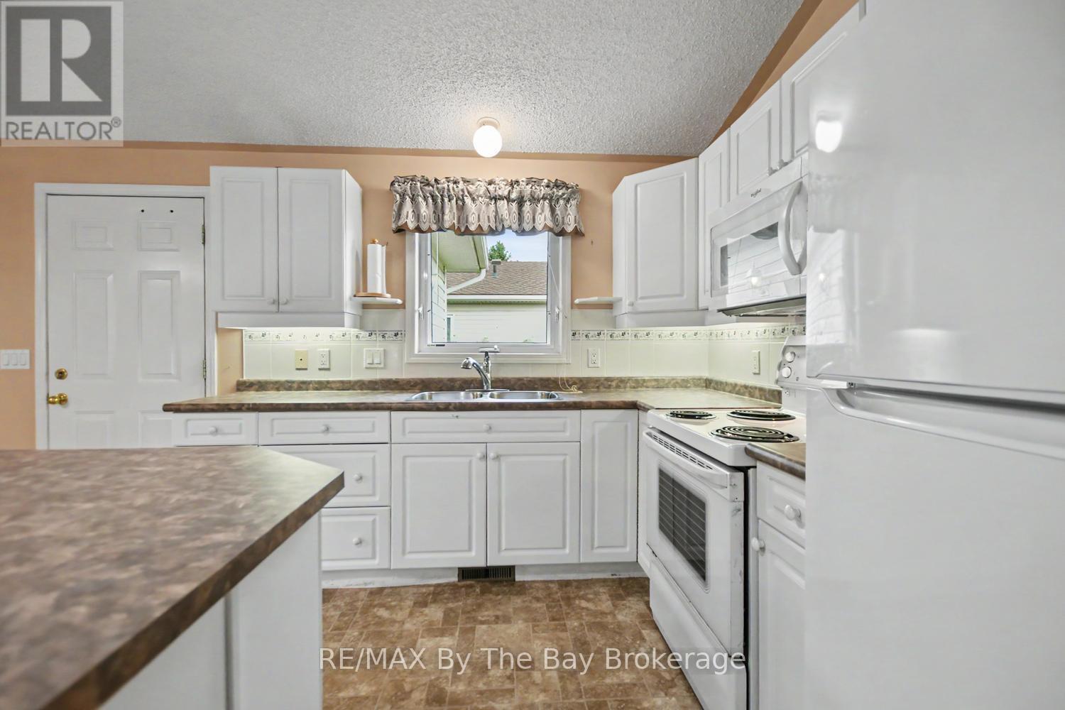 Open Concept Kitchen Area to Dining Space - 30 St James Place, Wasaga Beach, ON