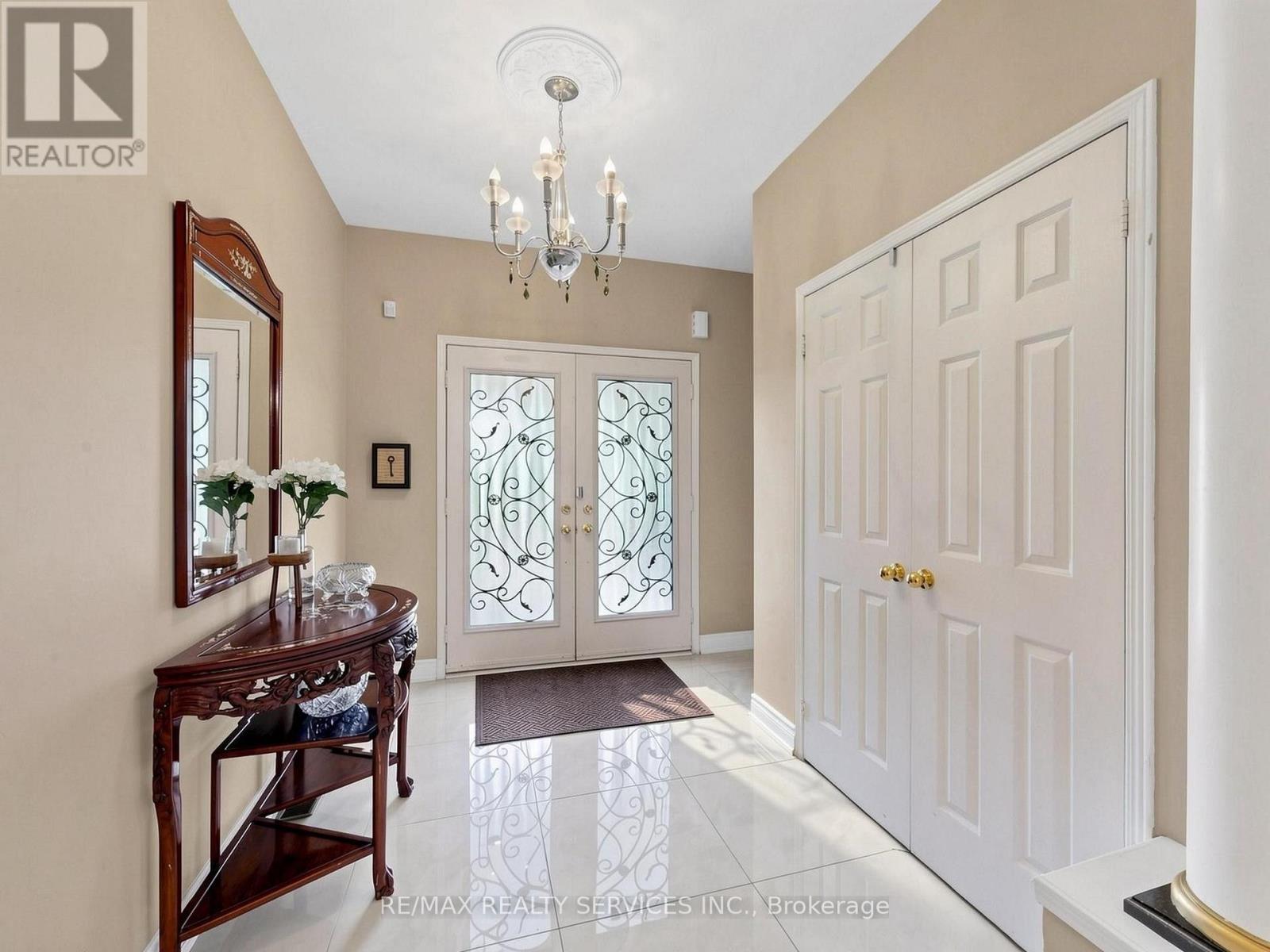 Large foyer with double-door entry - 127 Russell Jarvis Drive, Markham, ON