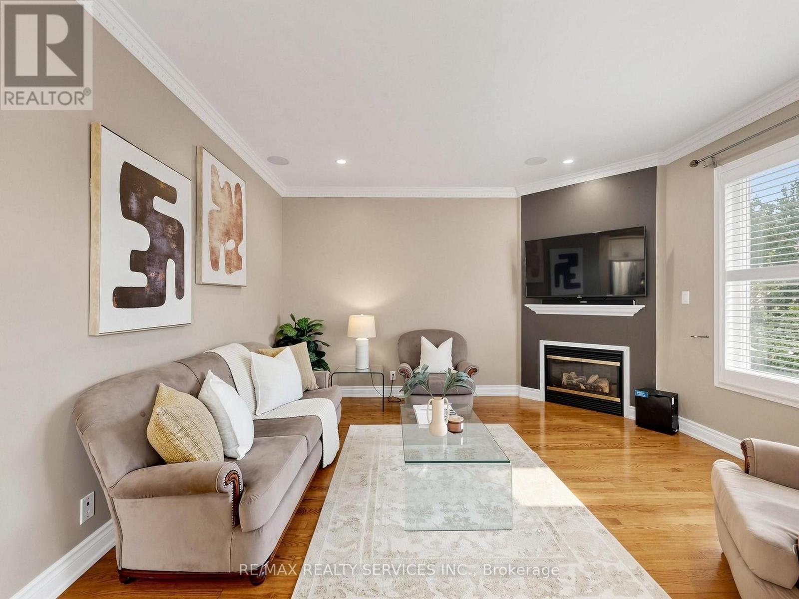 Family room: fireplace, smooth ceiling & potlights - 127 Russell Jarvis Drive, Markham, ON
