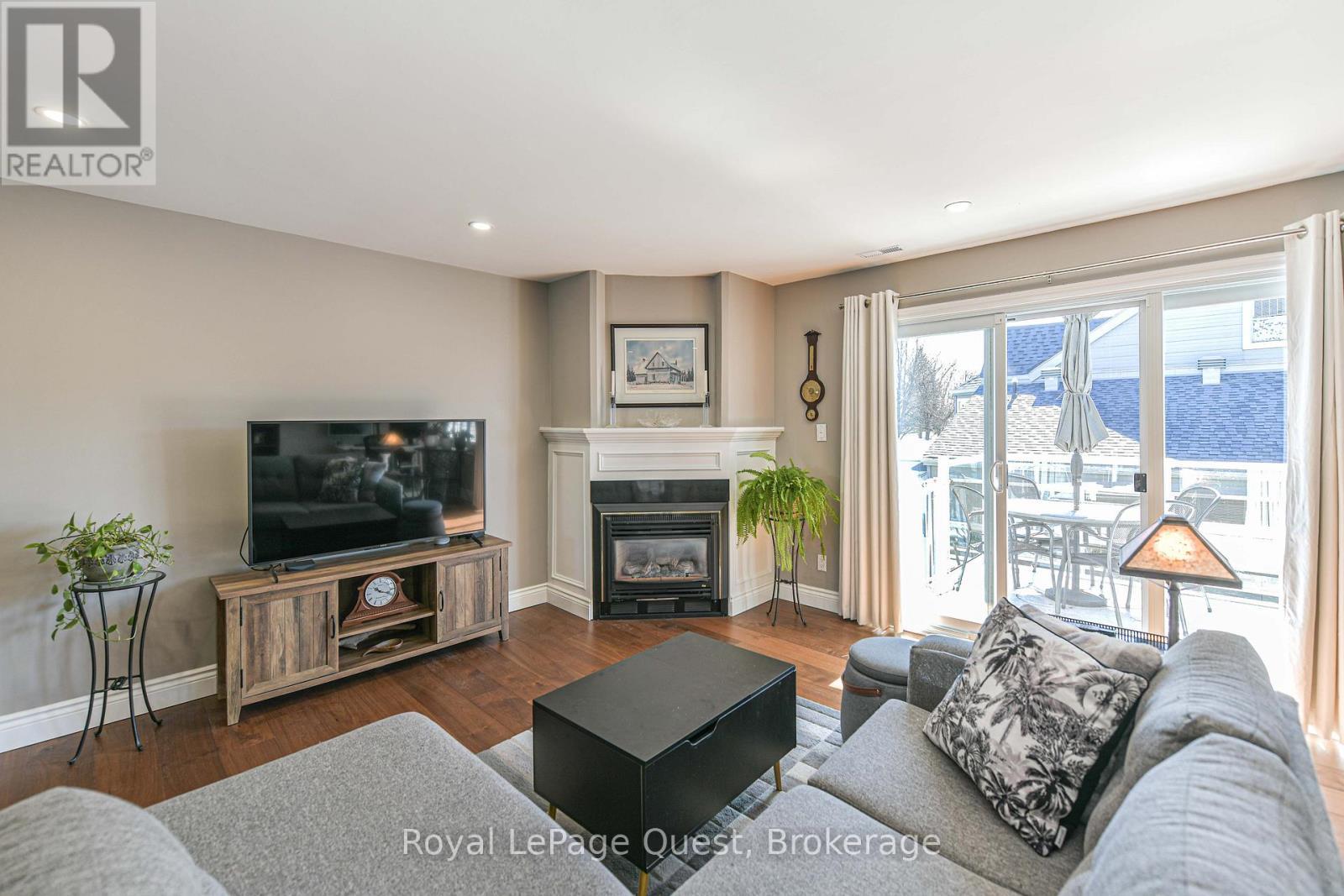 Cozy fireplace for winter nights - 2 - 585 Atherley Road, Orillia, ON