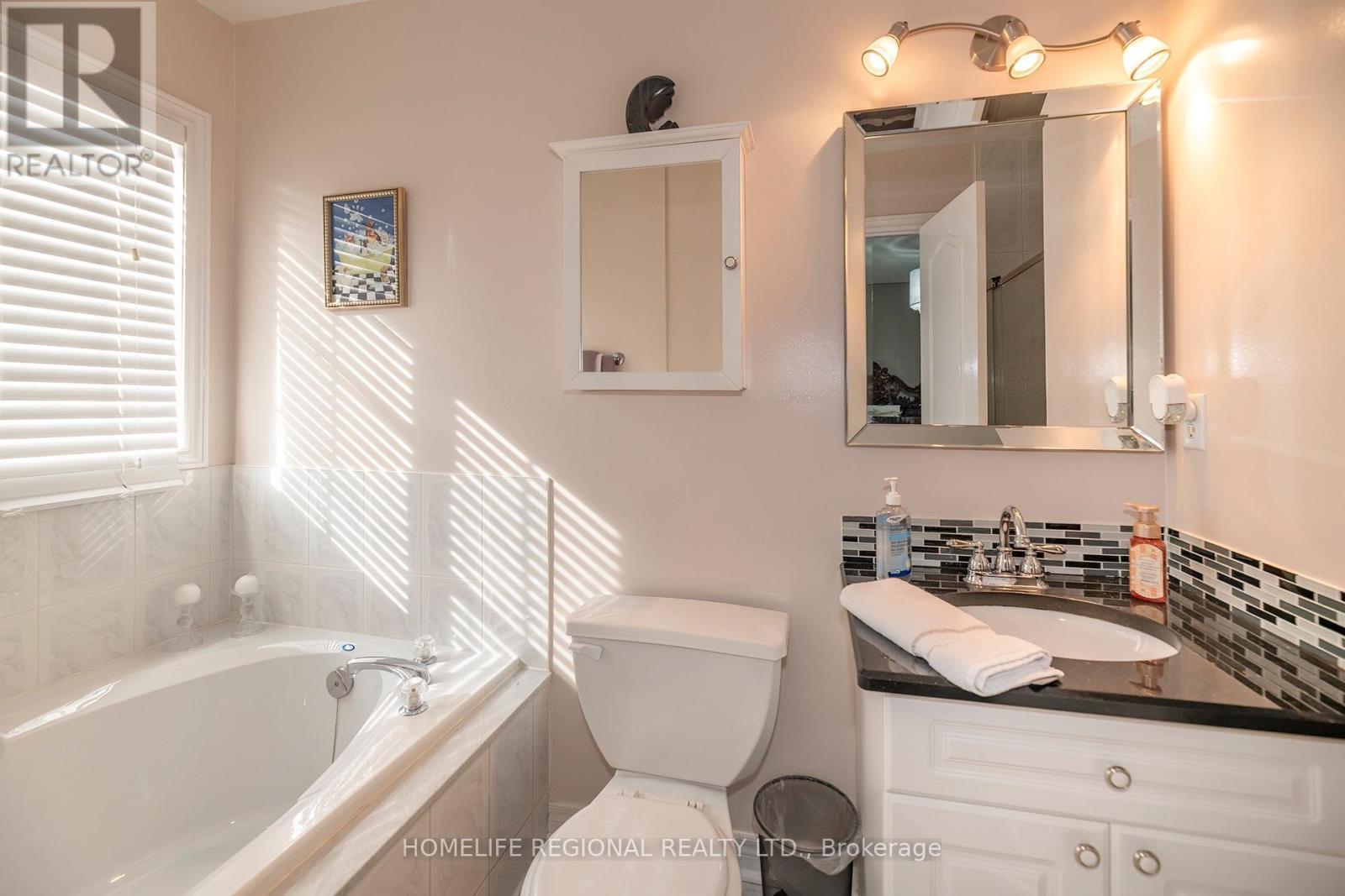 40 Arnold Crescent, Whitby, ON