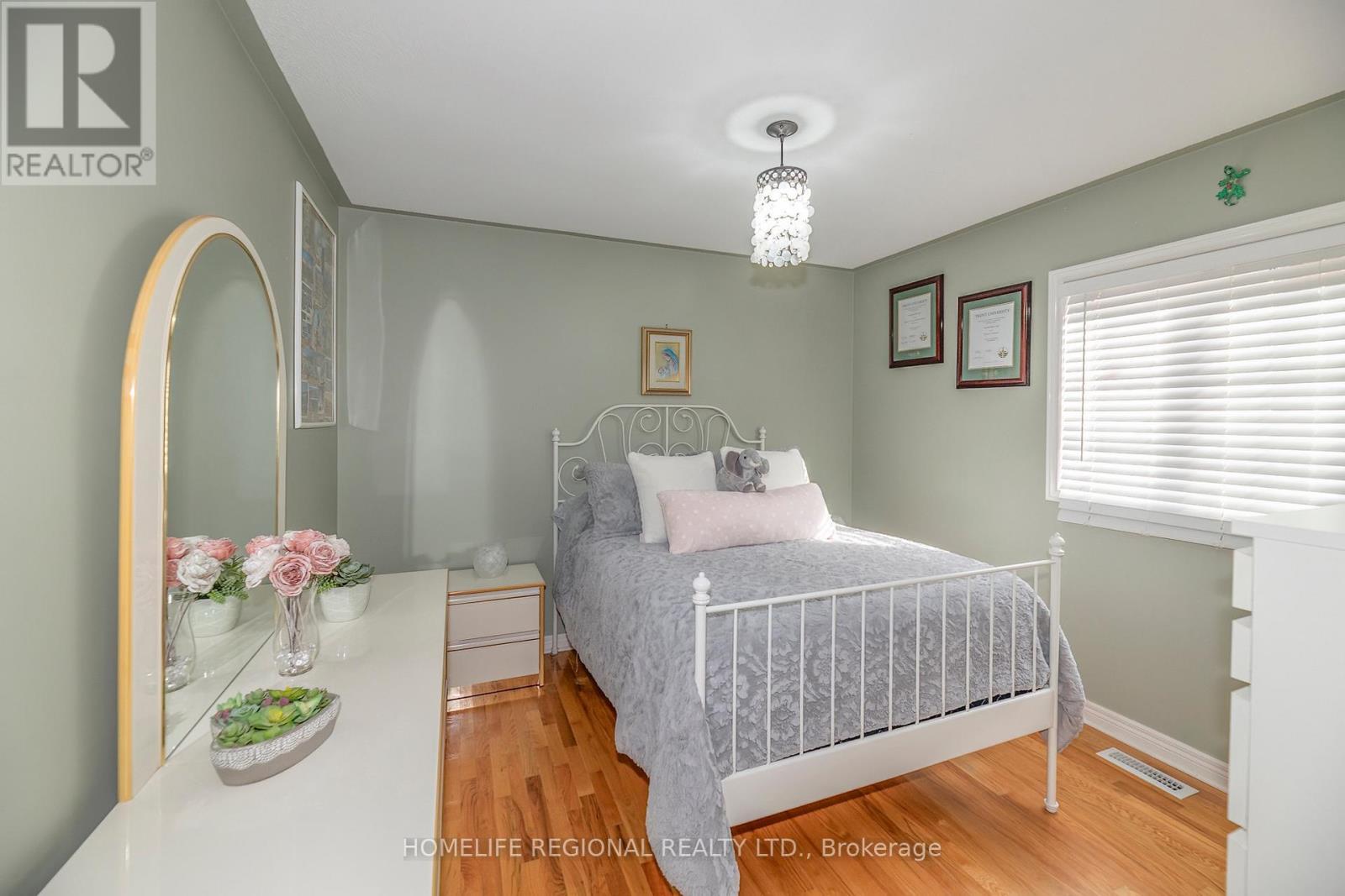 40 Arnold Crescent, Whitby, ON