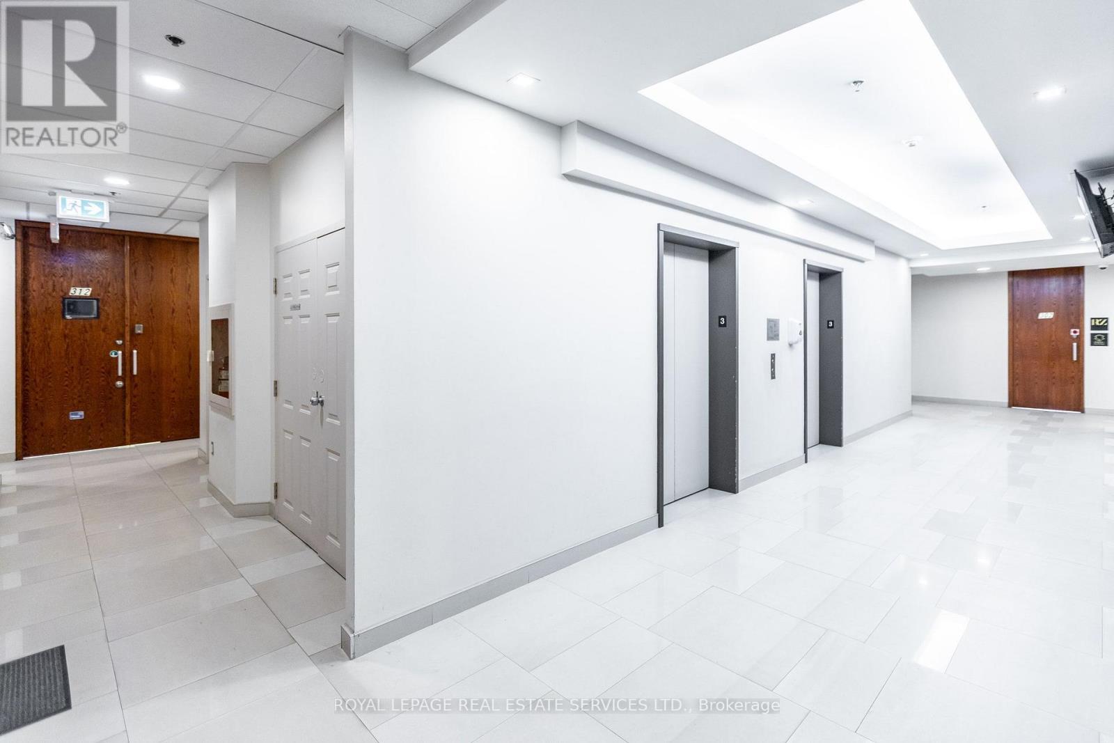 Office located a short distance from the elevators - 312 - 7368 Yonge Street, Vaughan, ON