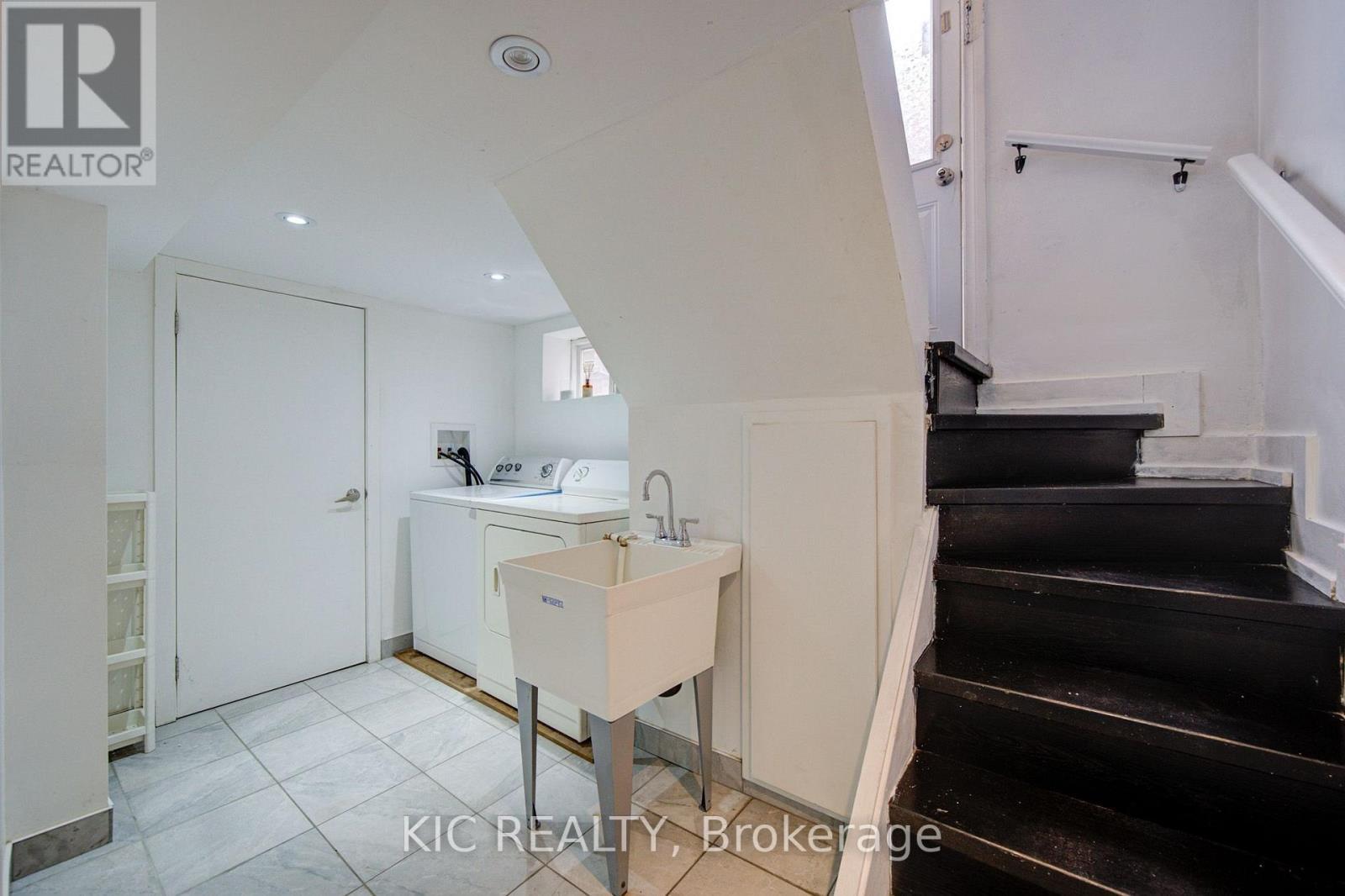 35 Montcalm Avenue Nw, Toronto, ON
