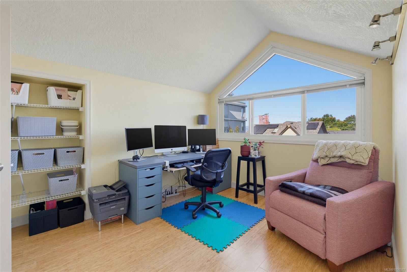 #2-20 Menzies St, Victoria, BC