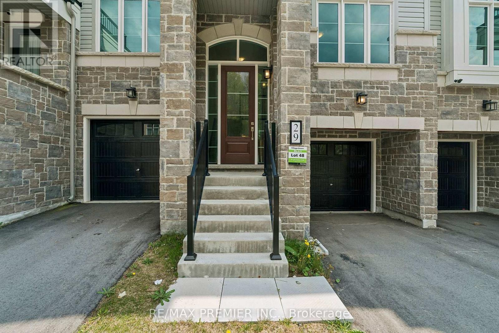 29 Lyall Stokes Circle, East Gwillimbury, ON