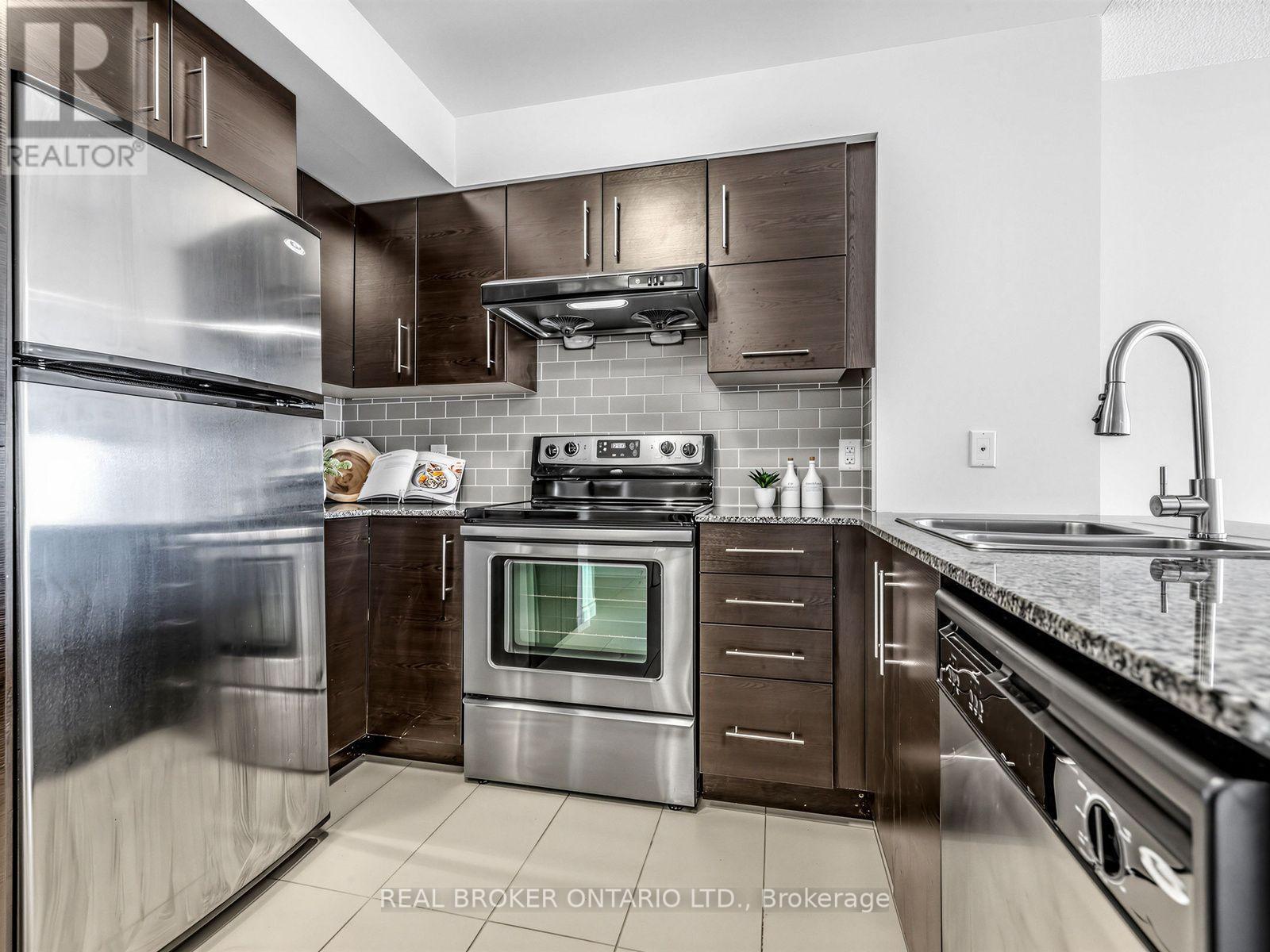 Kitchen - 1012 - 233 South Park Road, Markham, ON
