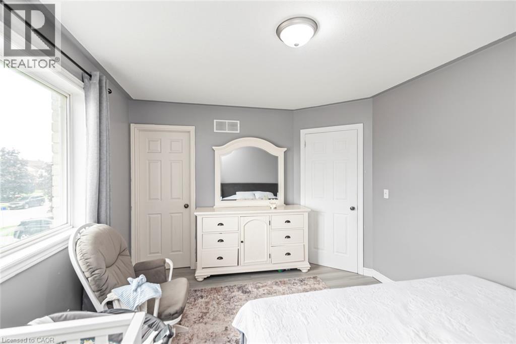 Recessed corner with neutral wall paint and light wood-finish flooring - 42 Saturn Road, Port Colborne, ON